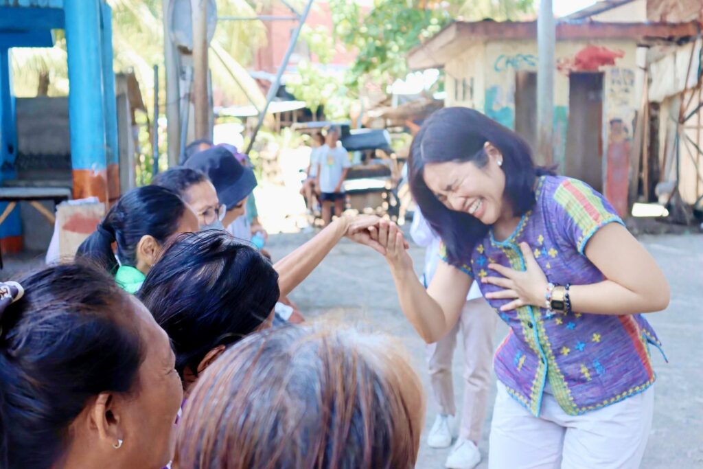 Councilor Yvy Emano turned over 100 chairs to the Lapasan Urban Poor Slum Upgrading Project 5 - Padayon Pilipino| padayn.com.ph 547789731 806314298583561 5554969954710560213 n - Padayon Pilipino | padayn.com.ph