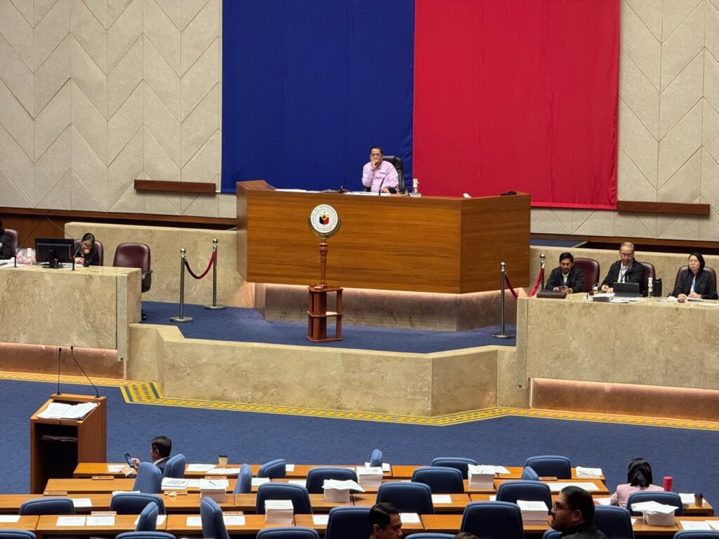 𝐏𝐫𝐞𝐬𝐢𝐝𝐢𝐧𝐠 𝐎𝐟𝐟𝐢𝐜𝐞𝐫 si Deputy Speaker Bambi Emano sa kamulong gipahigayon nga budget deliberation sa 𝐃𝐞𝐩𝐚𝐫𝐭𝐦𝐞𝐧𝐭 𝐨𝐟 𝐅𝐨𝐫𝐞𝐢𝐠𝐧 𝐀𝐟𝐟𝐚𝐢𝐫𝐬 kon 𝐃𝐅𝐀. 4 - Padayon Pilipino| padayn.com.ph 558505297 1350060433143450 8836992167296501894 n - Padayon Pilipino | padayn.com.ph